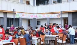 “感恩母亲·珠光献礼”母亲节主题活动在三江新区康养中心温情举办