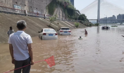 宜宾洪峰过境又来了！水位猛涨，多辆车被泡…