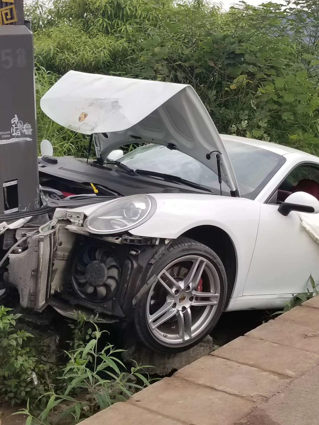 宜宾百万豪车保时捷撞上电杆,车头报废,电线杆纹丝不动!