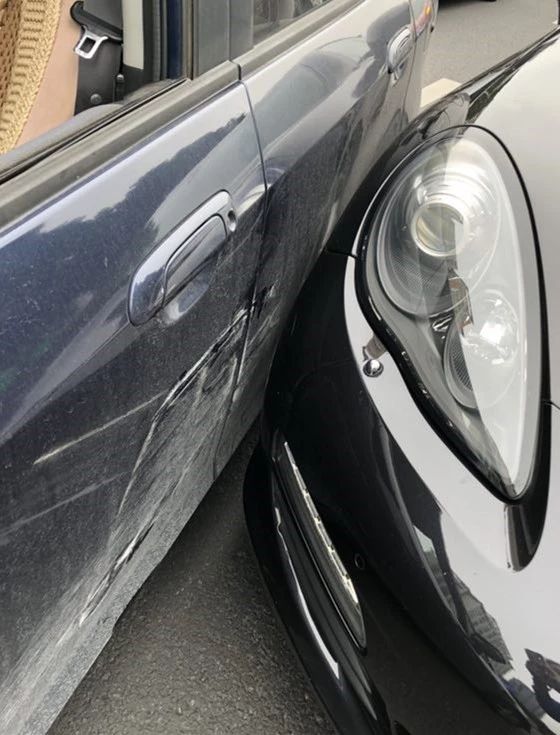 170万保时捷被撞烂!女车主爽快赔钱,结果一小时后又反悔