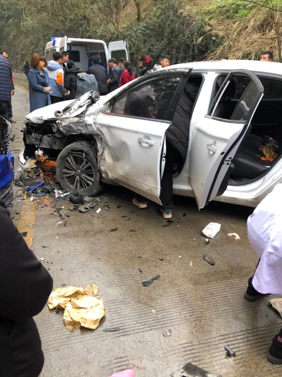 车上还有小孩,一动不动!医护人员已到现场!