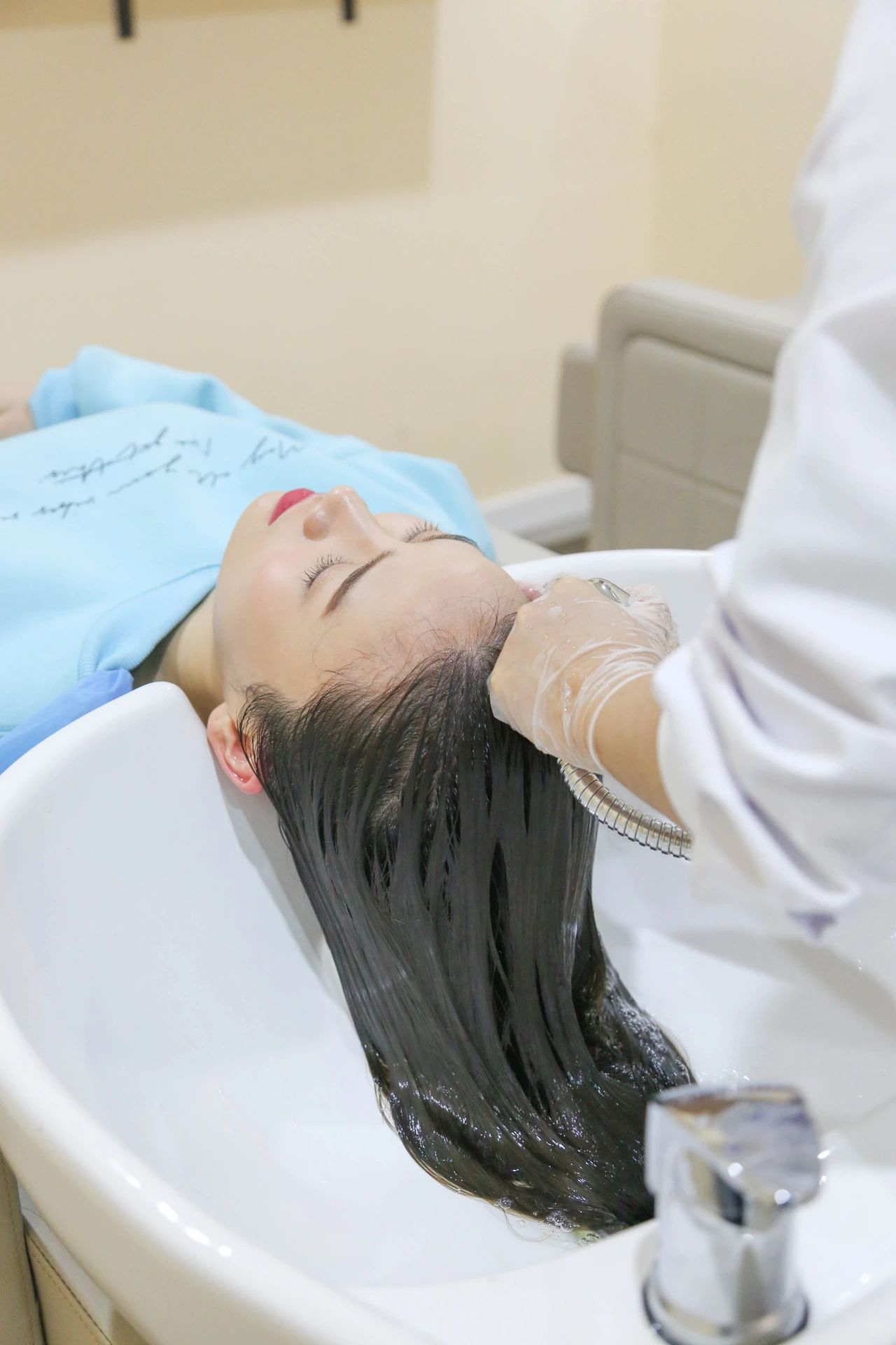 医学头皮管理师会贴心地为你吹干头发哦