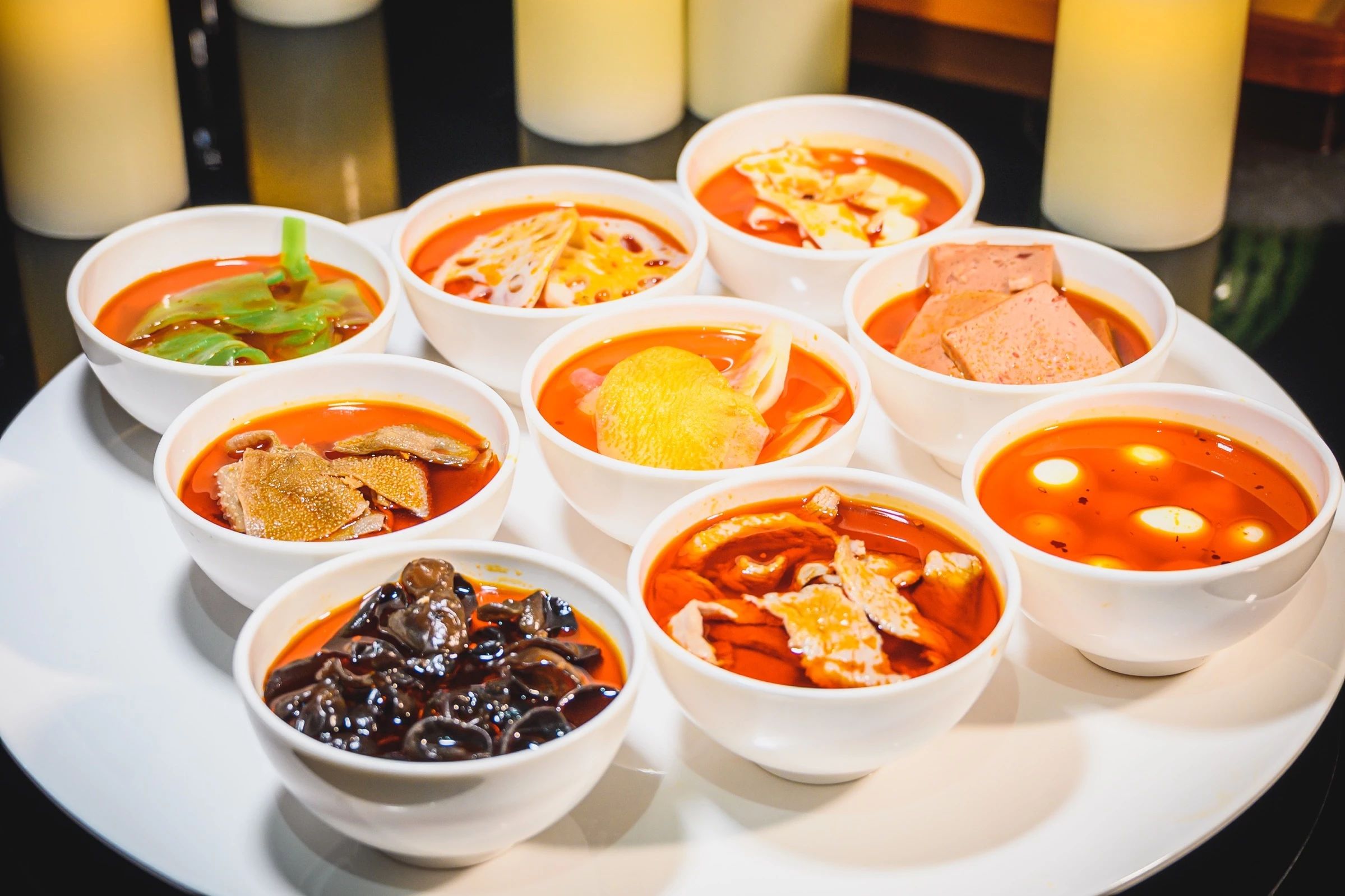 9个小碗 装着9个地道川西口味的小吃 秘制红油搭配新鲜荤素菜 超多