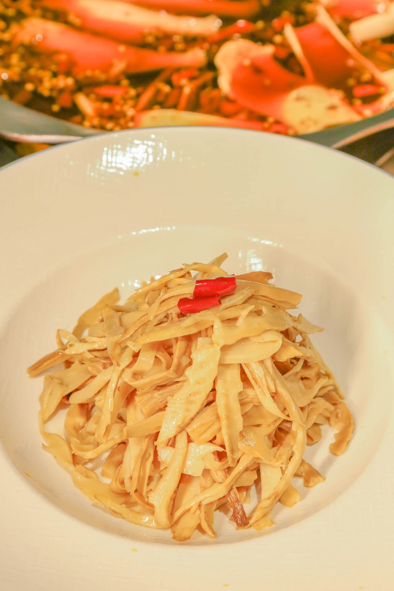 一边吃鱼一边吃薯条 大人孩子都特别喜欢 这里还有烧椒皮蛋,美味卤笋