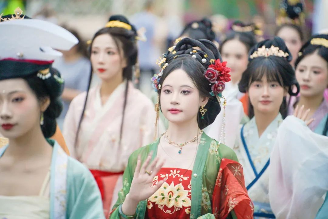 昨晚，宜宾这里全是汉服美女！接下来还有…