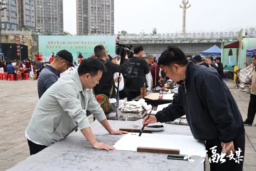 变脸、吐火、板凳龙…宜宾这个表演太精彩了！